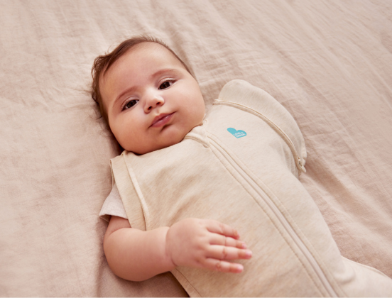 Quand arrêter d'emmailloter votre bébé