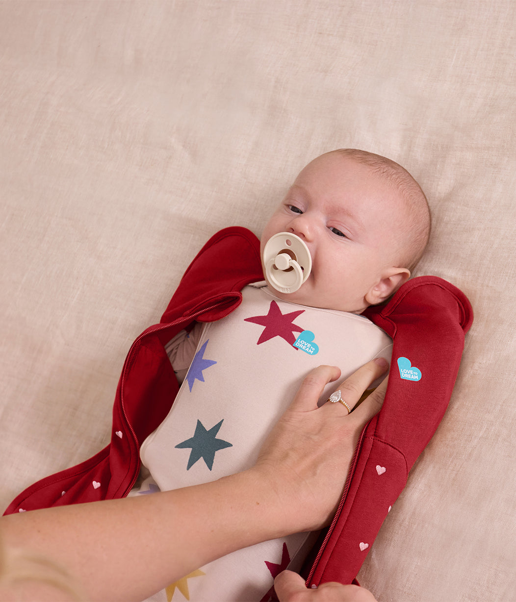 Swaddle Up™ Pucksack 1.5 TOG Baumwollfleece Bordeauxrot Gestickte Herzen