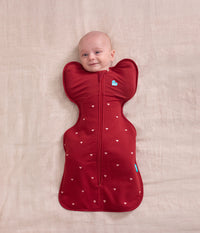 Swaddle Up™ Gigoteuse d’emmaillotage 1.5 TOG Polaire en coton Bordeaux Cœurs brodés