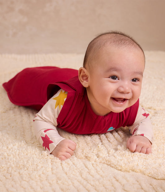Swaddle Up™ 2-in-1 Übergangspucksack 1.5 TOG Baumwollfleece Bordeauxrot Gestickte Herzen