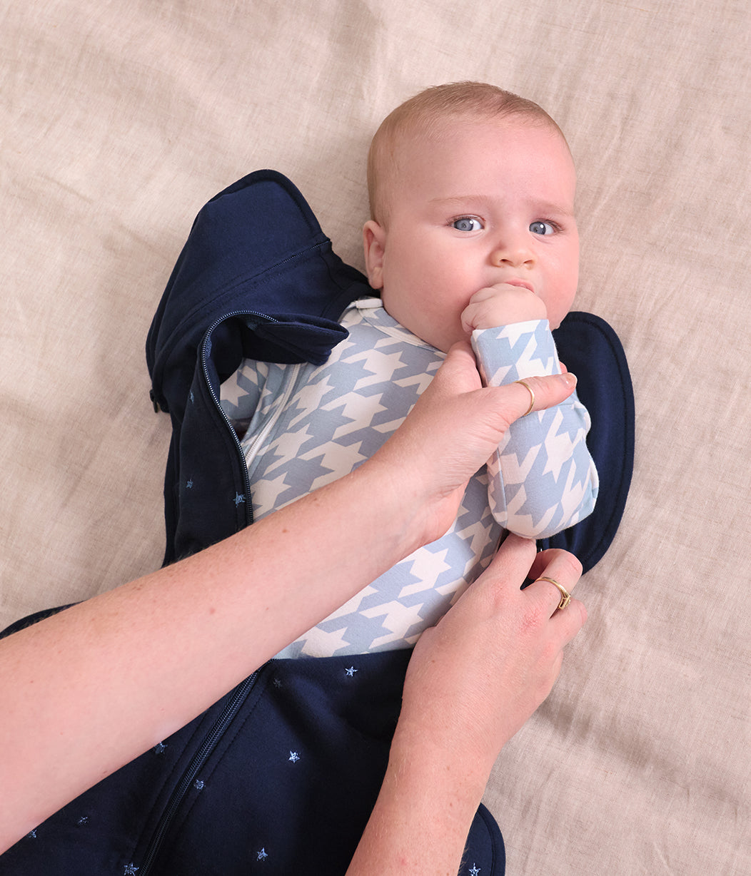 Swaddle Up™ 2-in-1 Übergangspucksack 1.5 TOG Baumwollfleece Marineblau Gestickter Funkelstern