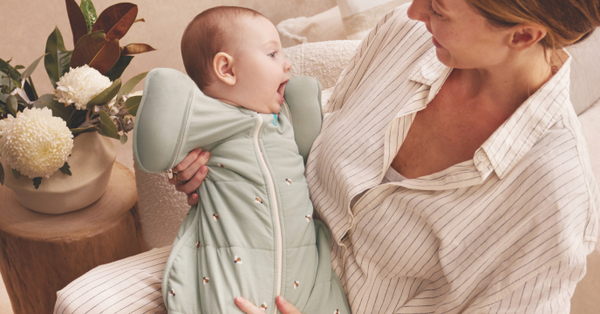 Quand arrêter d’emmailloter votre bébé