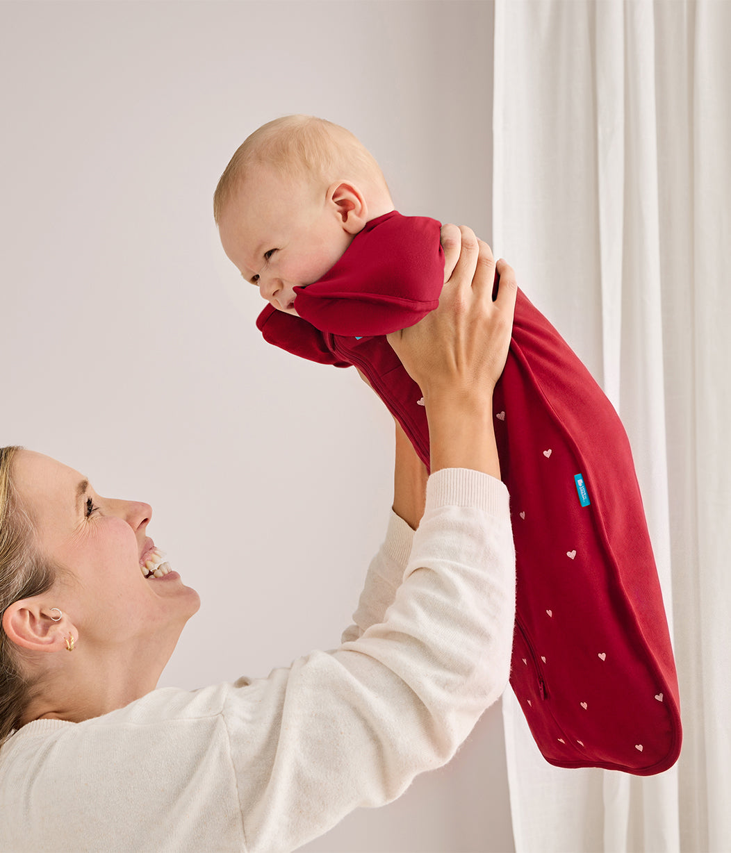 Swaddle Up™ Pucksack 1.5 TOG Baumwollfleece Bordeauxrot Gestickte Herzen