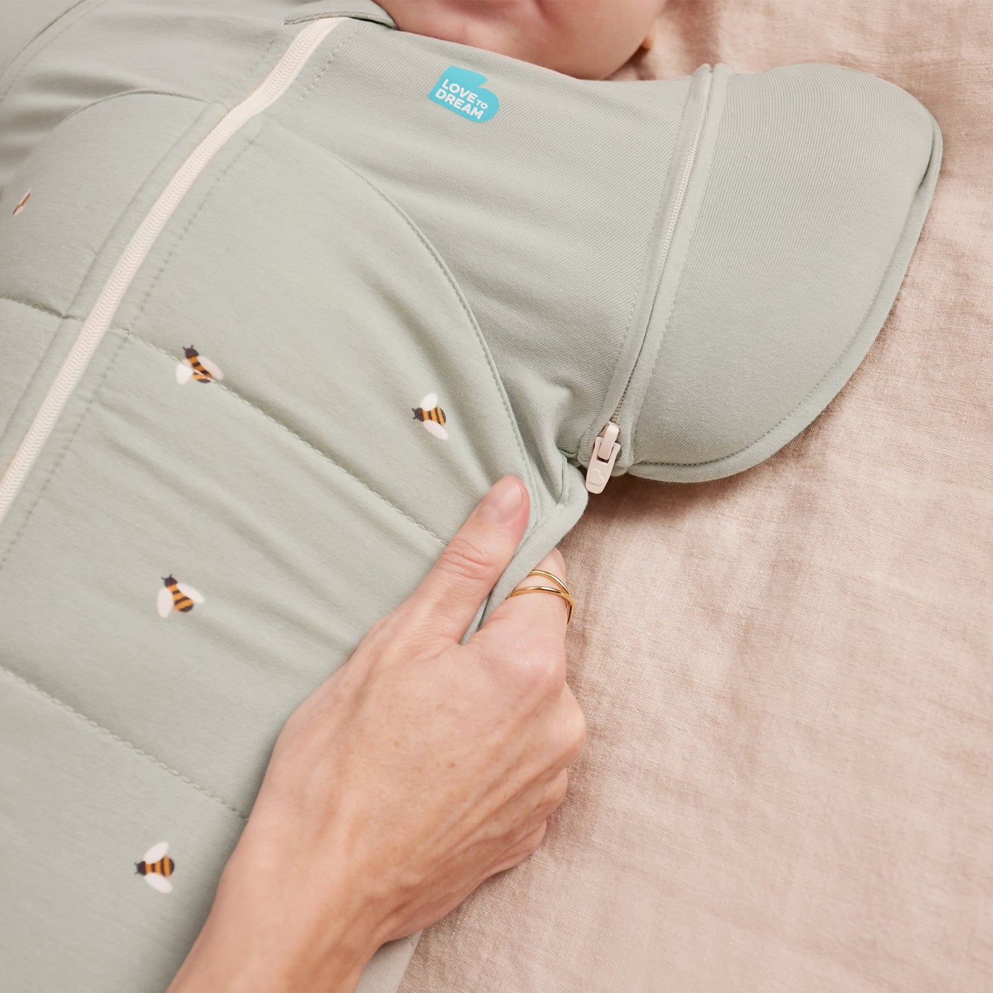 Swaddle Up™ Sac d'emmaillotage transitionnel en coton 2,5 TOG Olive Bees