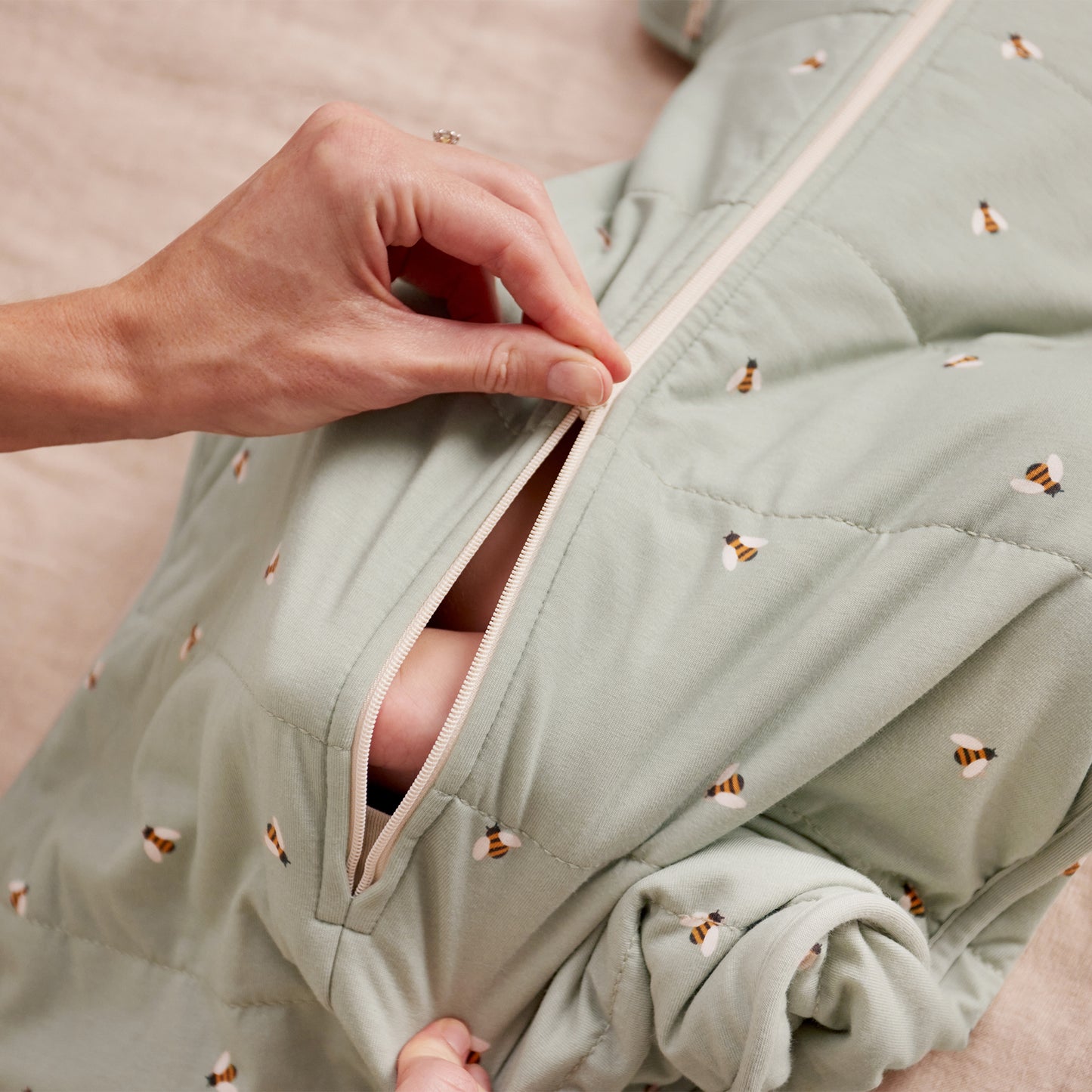 Swaddle Up™ Sac d'emmaillotage transitionnel en coton 2,5 TOG Olive Bees