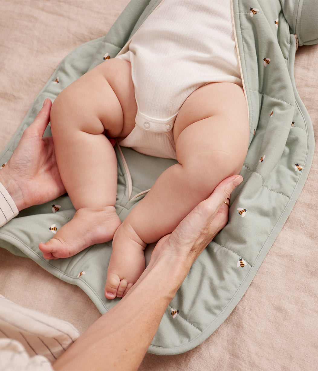 Swaddle Up™ Sac d'emmaillotage transitionnel en coton 2,5 TOG Olive Bees