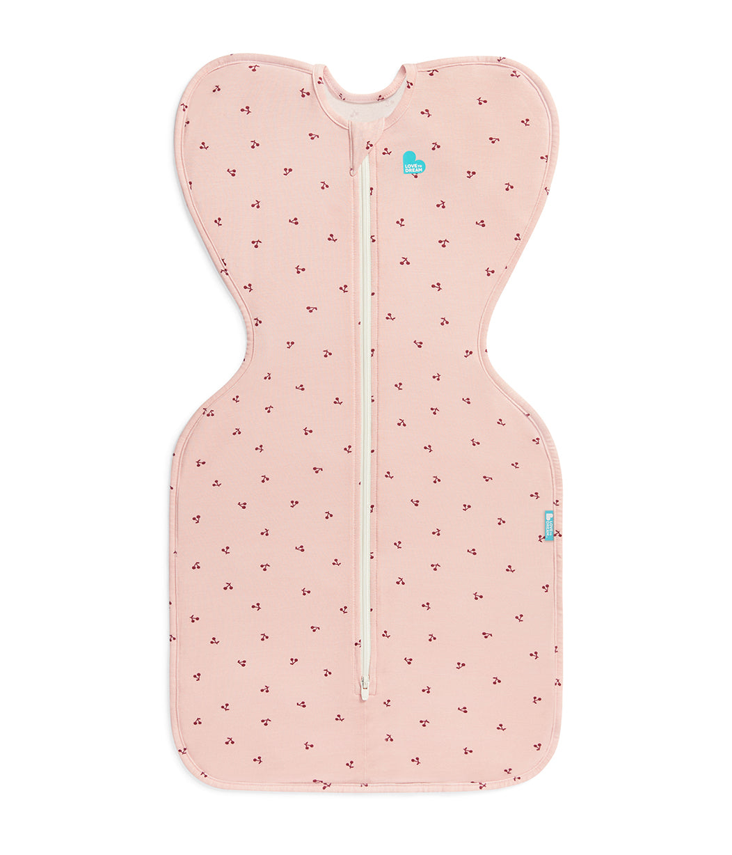 Coffret de naissance Swaddle Up™ | 1,0 | 1,5 TOG | Rose tendre Cerises | Bordeaux Cœurs brodés