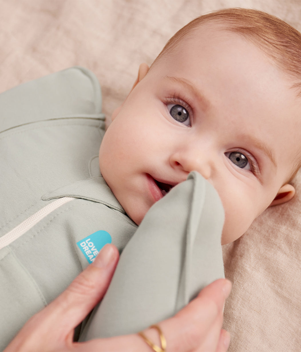 Swaddle Up™ Sac d'emmaillotage transitionnel en coton 2,5 TOG Olive Bees