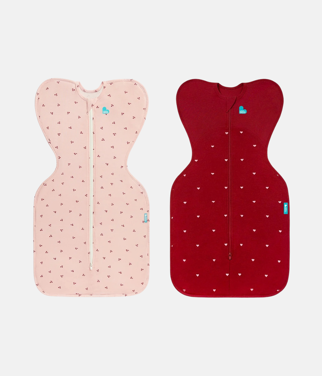 Coffret de naissance Swaddle Up™ | 1,0 | 1,5 TOG | Rose tendre Cerises | Bordeaux Cœurs brodés